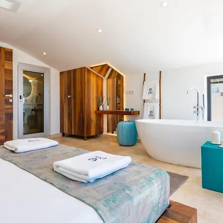 3 Bedroom Seaview With Private Indoor And Outdoor Pool *